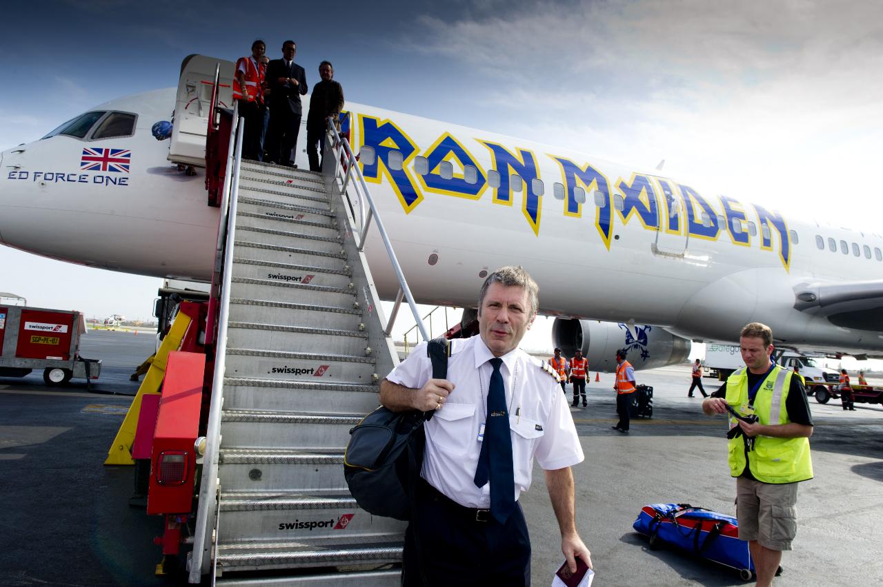 На самолёте Boeing 757 с собственной окраской летает британская рок-группа Iron Maiden, а командиром воздушного судна является её вокалист Брюс Дикинсон.
