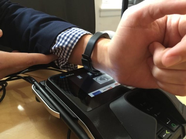 The Jawbone Up4, making a payment. Scott Stein/CNET