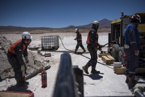Рабочие «Миллениал литиум» бурят солончак Пастос-Грандес в Аргентине