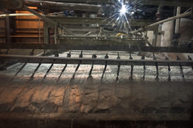 Проступающий сквозь ленты литий на перерабатывающем заводе, который построен на общинных землях близлежащей деревни Олароз-Чико и находится в управлении «Салес-де-Жужуй»